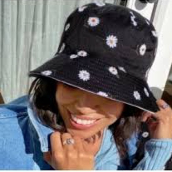 Alice + Olivia Reversible Daisy Bucket Hat OS - Picture 1 of 6